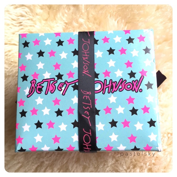 🆕 BETSEY JOHNSON 3 pack cozy socks - Picture 4 of 5